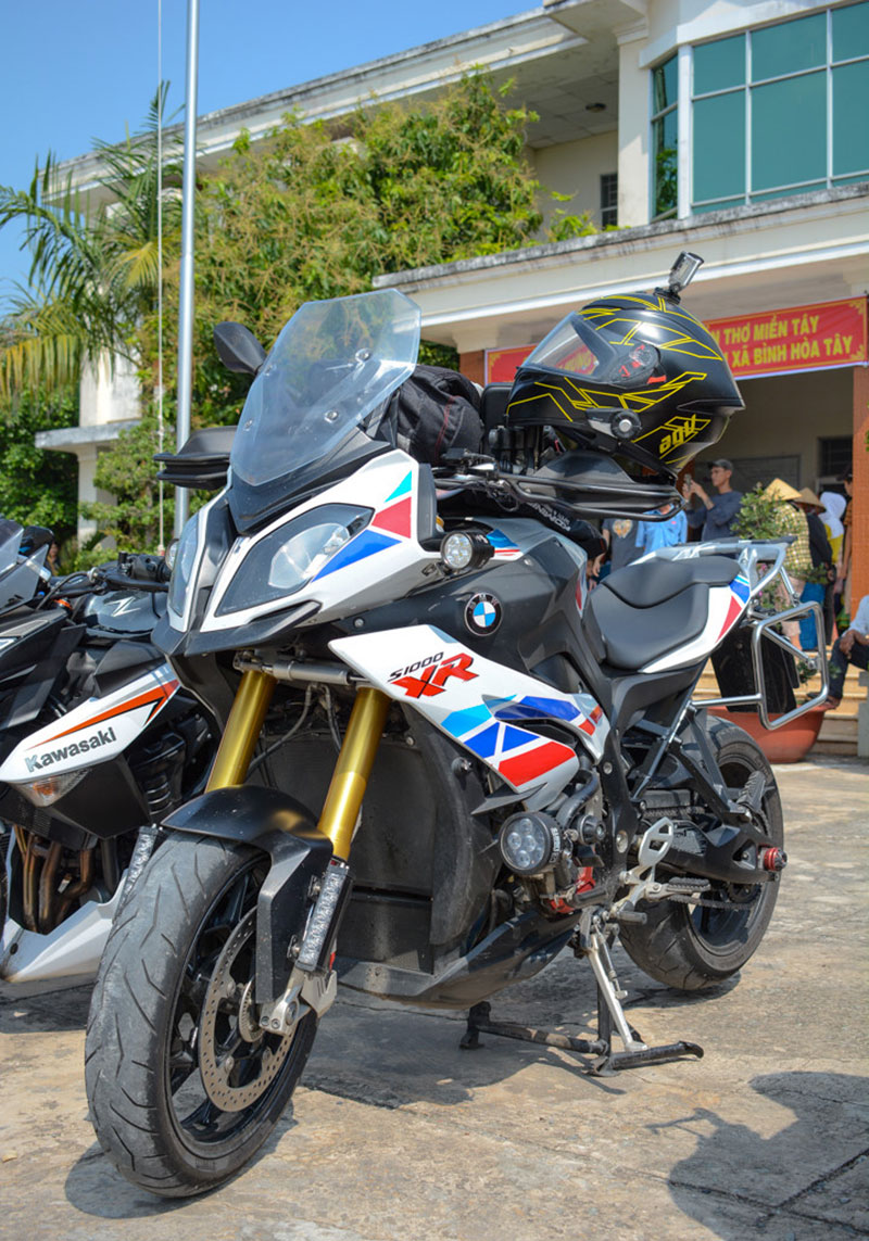 Dàn môtô đắt tiền xuất hiện tại huyện biên giới tỉnh Long An